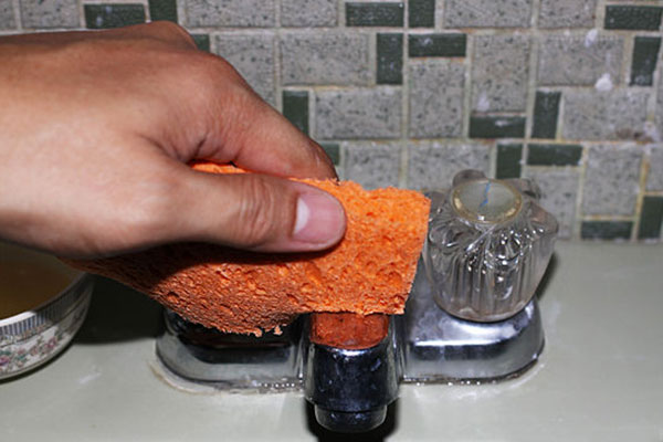 Ve-sinh-do-inox-bang-giam