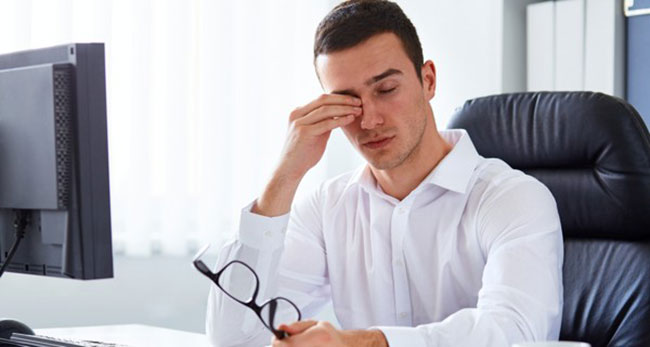 đau mắt đỏ kiêng ăn gì