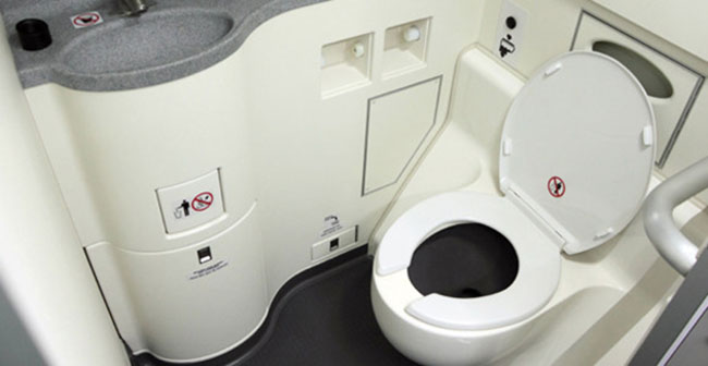 Cách sử dụng bồn cầu trên máy bay