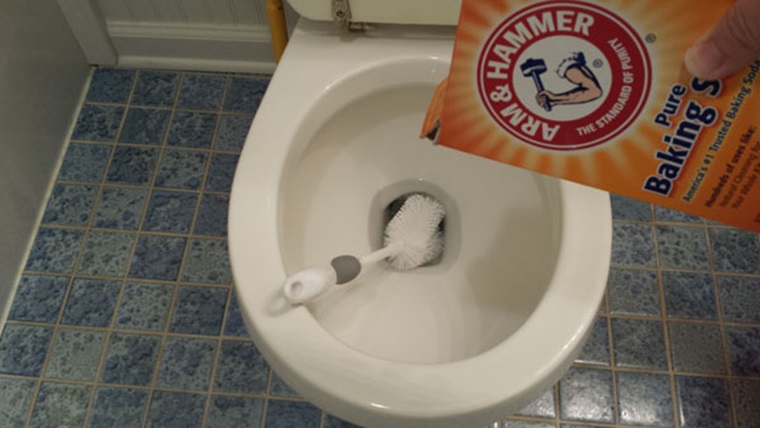 Cách tẩy trắng bồn cầu bằng baking soda