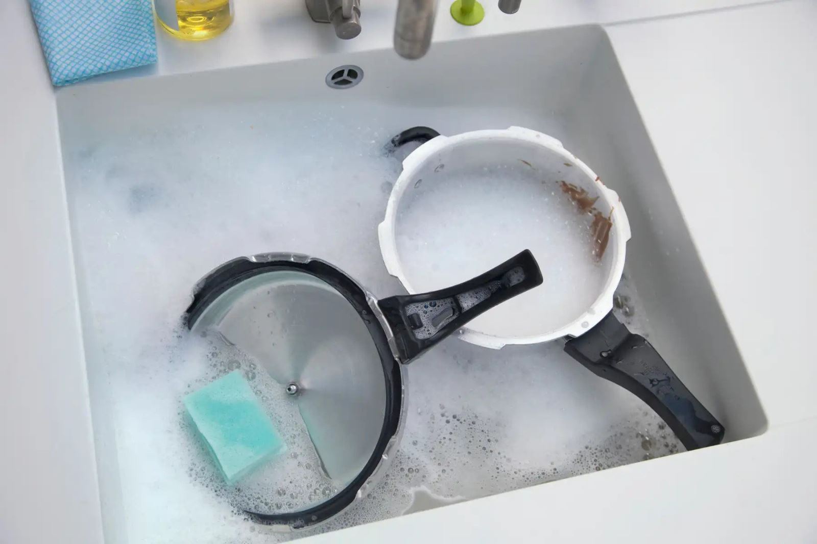 làm sạch vết cháy trên nồi inox