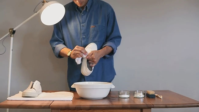cách làm sạch giày da