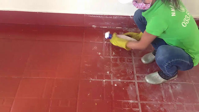 Làm sạch vết sơn trên nền gạch đỏ