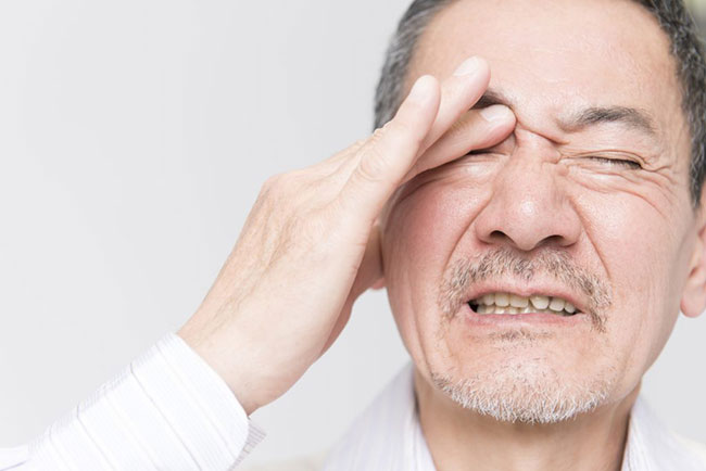 đau mắt đỏ lây qua đường nào