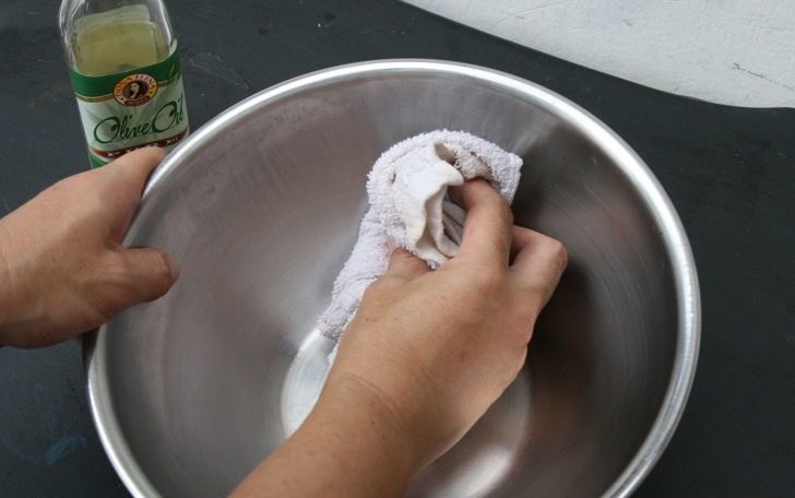 buoc-2-danh-bong-do-inox-bang-dau-o-liu