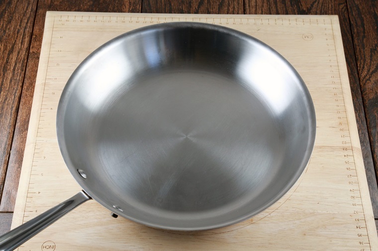meo-danh-bong-inox-sieu-de-voi-dau-goi-cho-be
