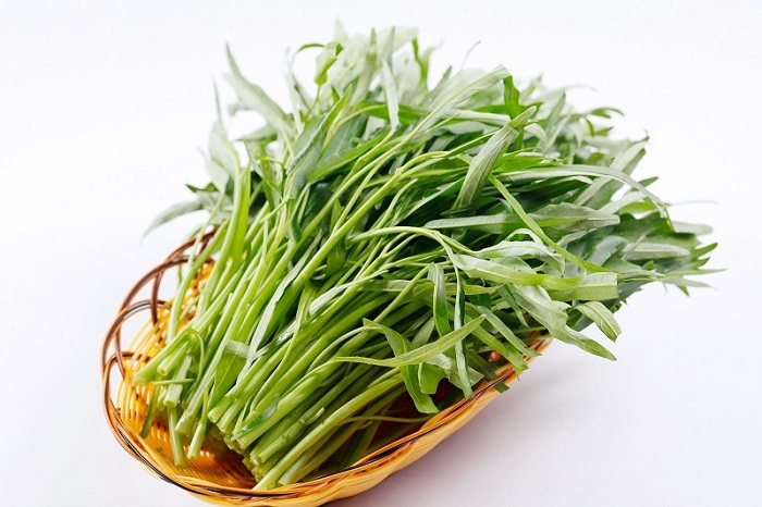 rau-muong-can-duoc-rua-that-ky-khi-an-vao-mua-he