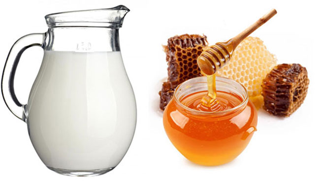 Dùng sữa tươi không đường với mật ong