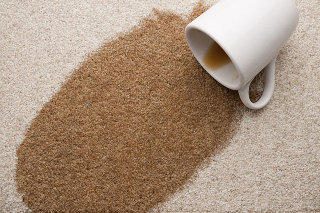 Tẩy vết nước chè trên sàn nhà như thế nào?