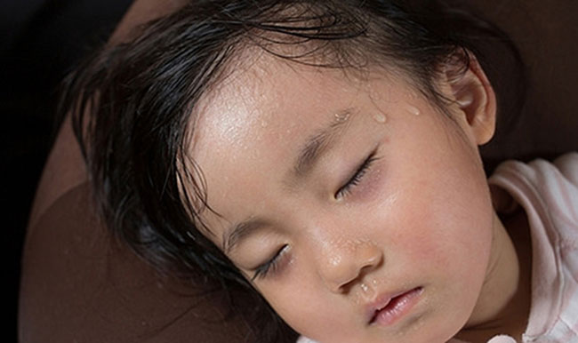trẻ ra mồ hôi đầu nhiều khi ngủ