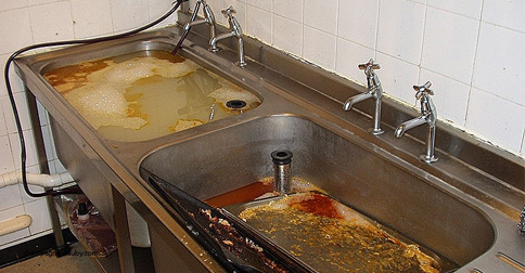 Cách thông bồn rửa chén khi bị nghẹt hoàn toàn do dầu mỡ