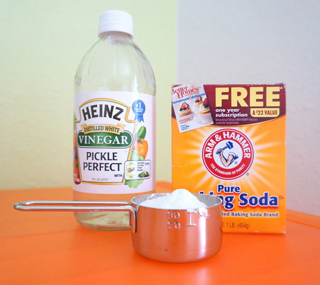Cách thông bồn rửa mặt bị tắc bằng baking soda và giấm