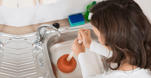 Cách thông tắc bồn rửa chén bằng ống thụt pittong